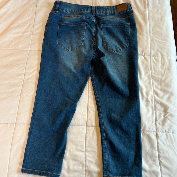 Tahari Haisley Fit Solution Denim Faded Cropped Jean Capri Size 12/31 - Picture 8 of 16